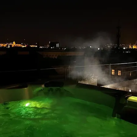 アパート Rooftop Tiny With Shared Jacuzzi And Private Balcony Mk2 ブダペスト