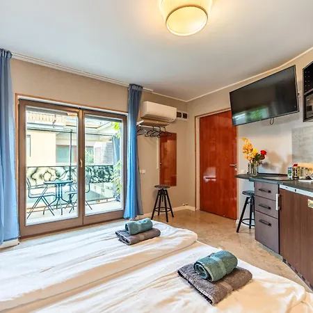 Apartmán Rooftop Tiny With Shared Jacuzzi And Private Balcony Mk2