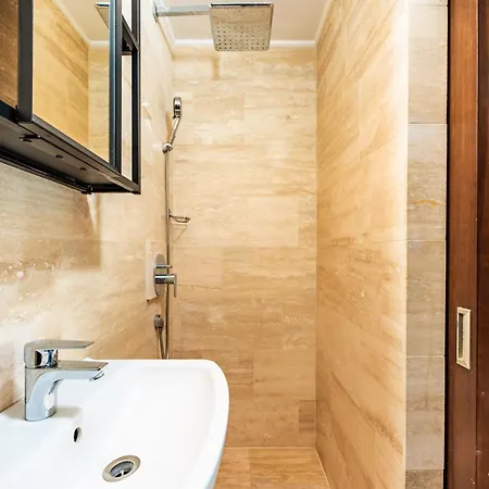 Rooftop Tiny With Shared Jacuzzi And Private Balcony Mk2 Budapešť